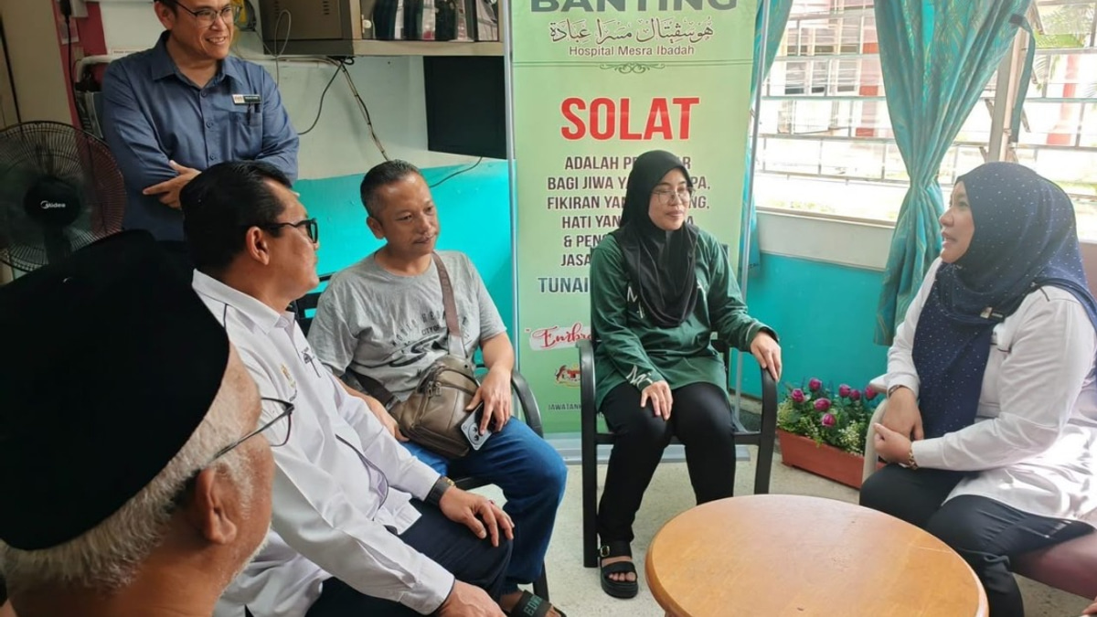 Selangor Education Chief Visits Stabbing Victim at Banting Hospital