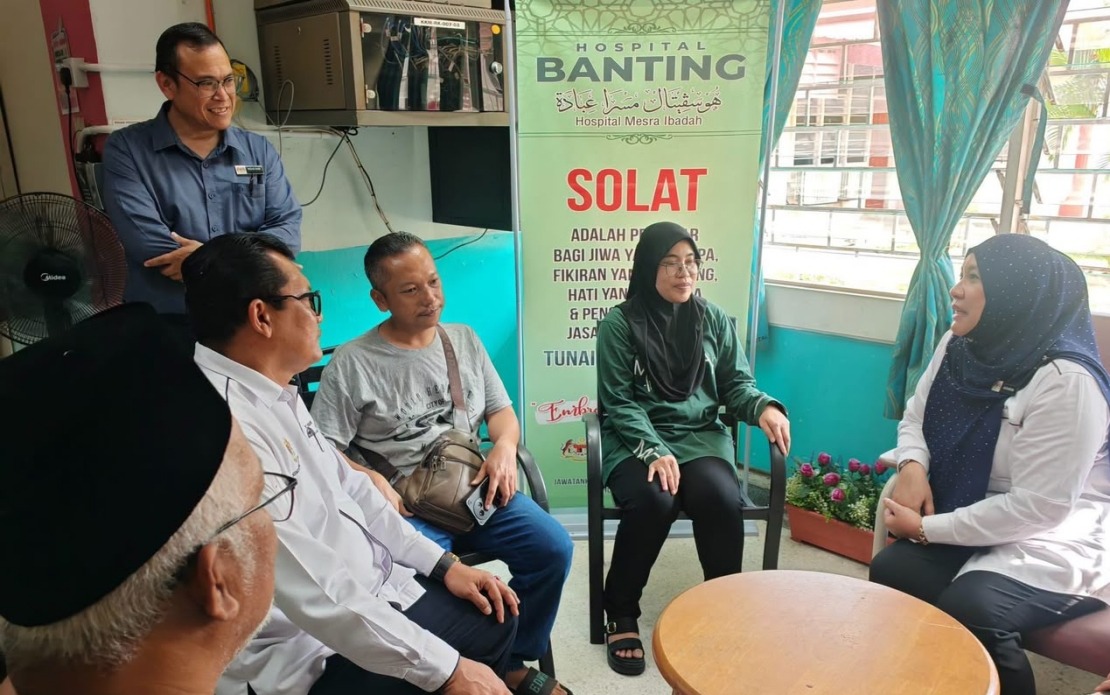 Selangor Education Chief Visits Stabbing Victim at Banting Hospital
