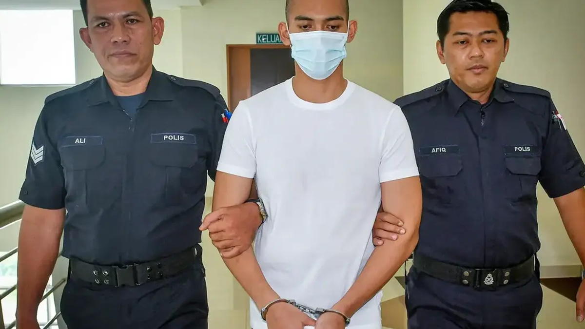 Man sentenced to 32 years and 12 strokes for killing girlfriend with pillow