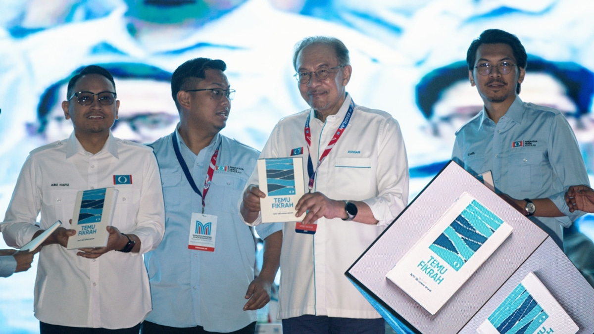 Anwar Unveils PKR Youth Manifesto Focused on Courage, Creativity and Madani Governance