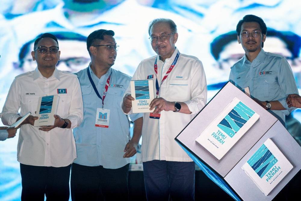 Anwar Unveils PKR Youth Manifesto Focused on Courage, Creativity and Madani Governance