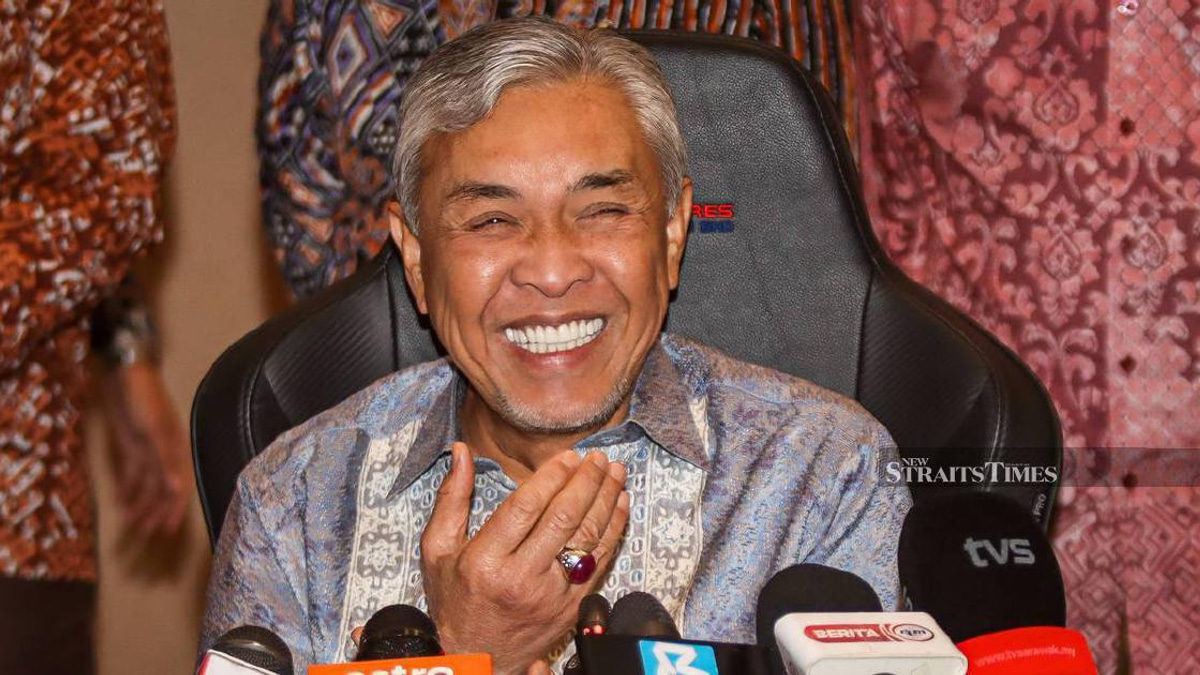 Zahid Counters PM's Unity Message with Poetic Pantun on Leadership Through Adversity