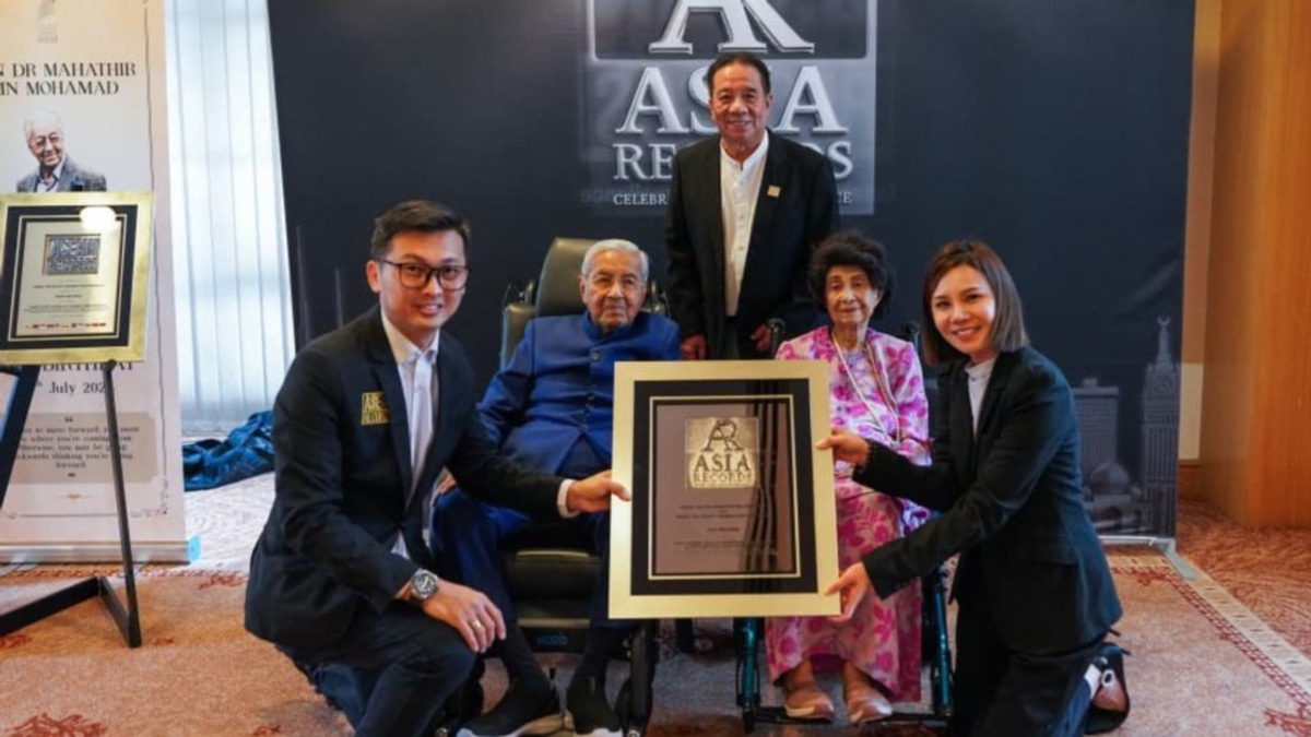 Tun M and Dr Siti Hasmah Break Records as Centenarian Couple