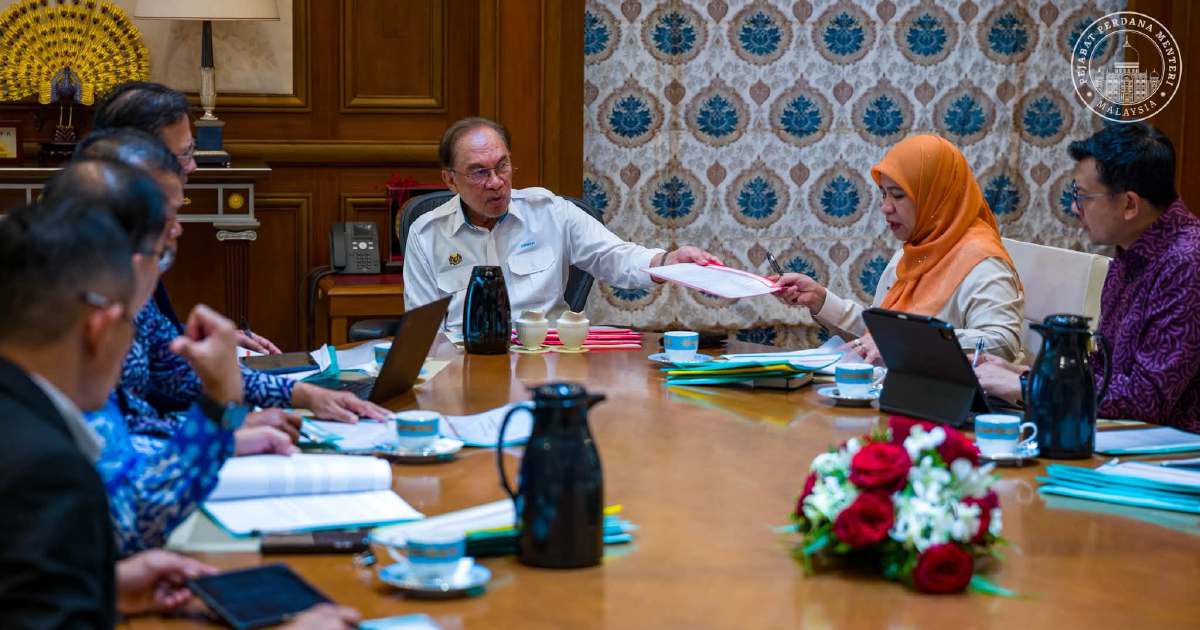 PM Anwar Urges Swift Resolution to Felda Settlers' Land and Housing Crisis