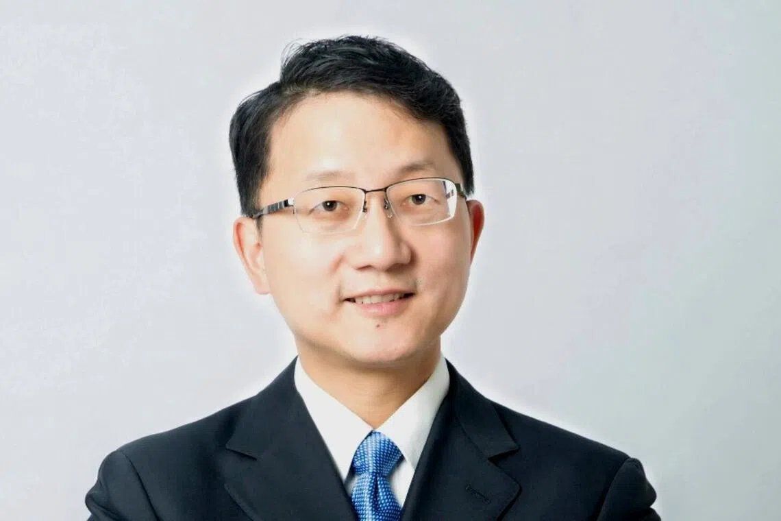 New Chinese Ambassador to Australia Strikes Conciliatory Tone, Takes Public Bus to Canberra