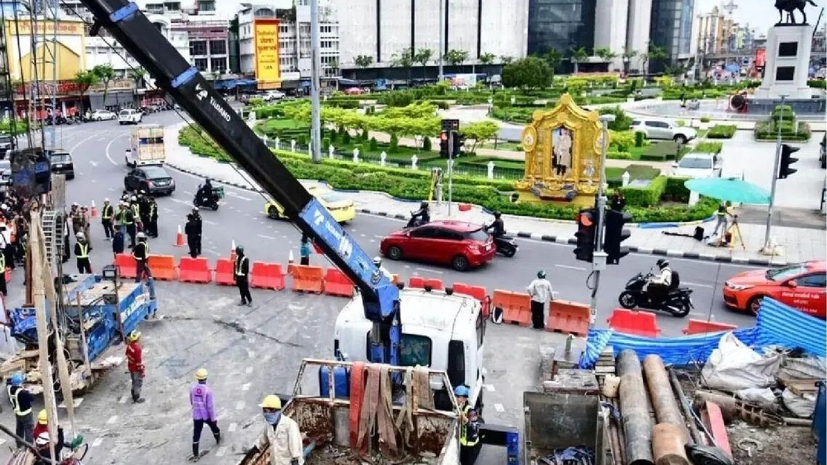 Bangkok evacuates 60 residents as Purple Line subway work triggers sinkhole near Wongwian Yai