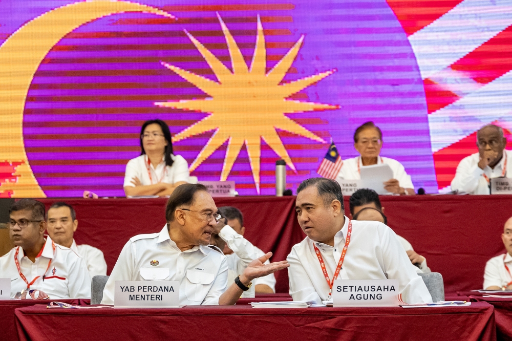 Anwar Pushes Melaka DAP to Reverse Exit Plan and Remain in State Government