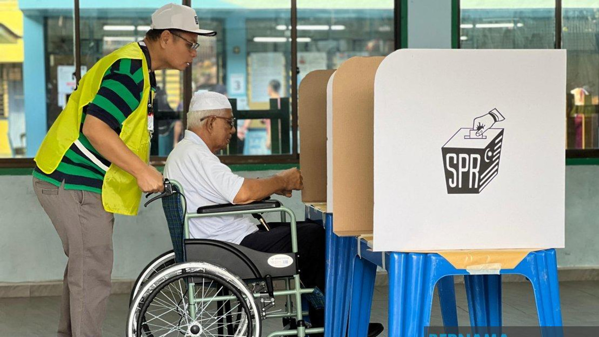 Johor's 1,076 Polling Centres Open for State Election