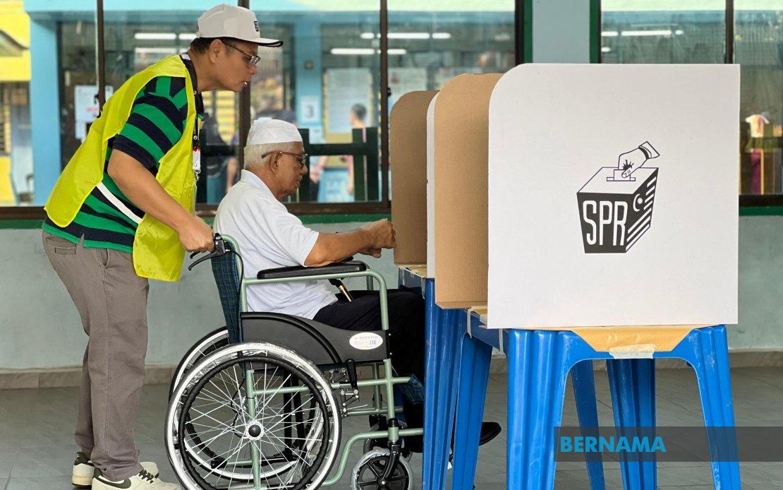 Johor's 1,076 Polling Centres Open for State Election