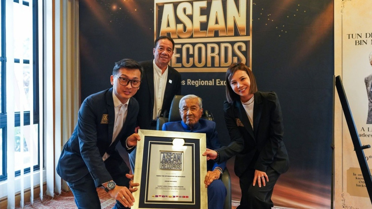 Dr Mahathir and Dr Siti Hasmah Achieve Three Historic Centenarian Records