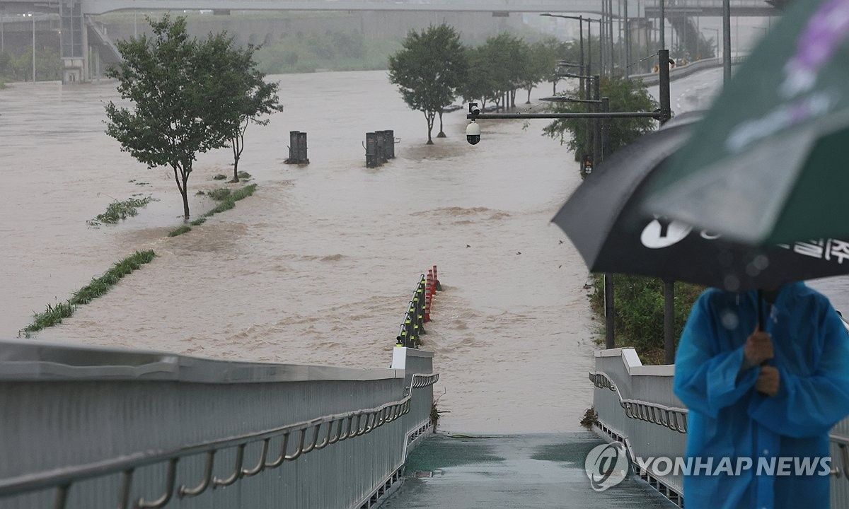 Seoul battered by overnight downpour as 10 national parks shut and hundreds of homes flood