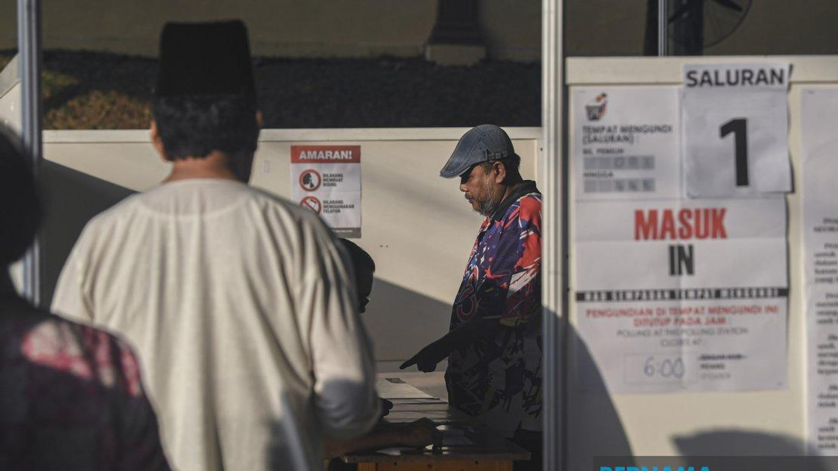 Cabinet Members Participate in Johor State Election Polling