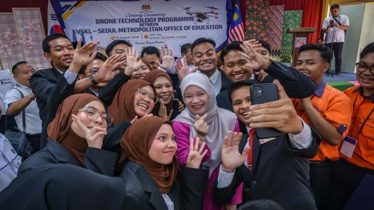 Education Minister Challenges Setapak Vocational Students to Design Drone Security Systems