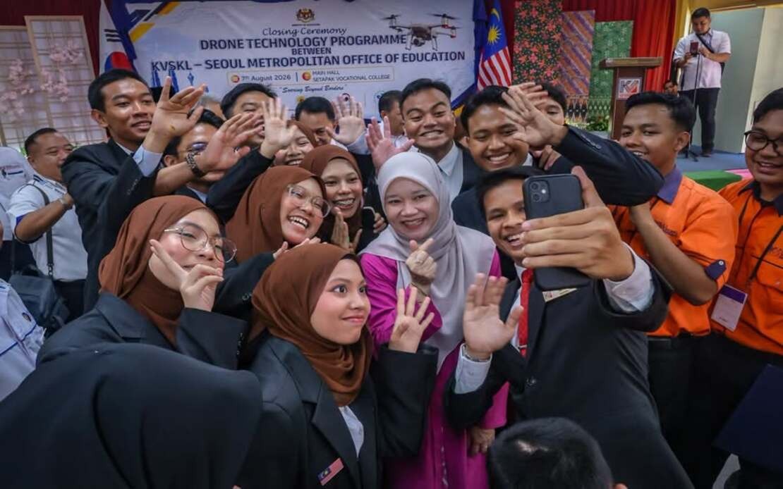 Education Minister Challenges Setapak Vocational Students to Design Drone Security Systems