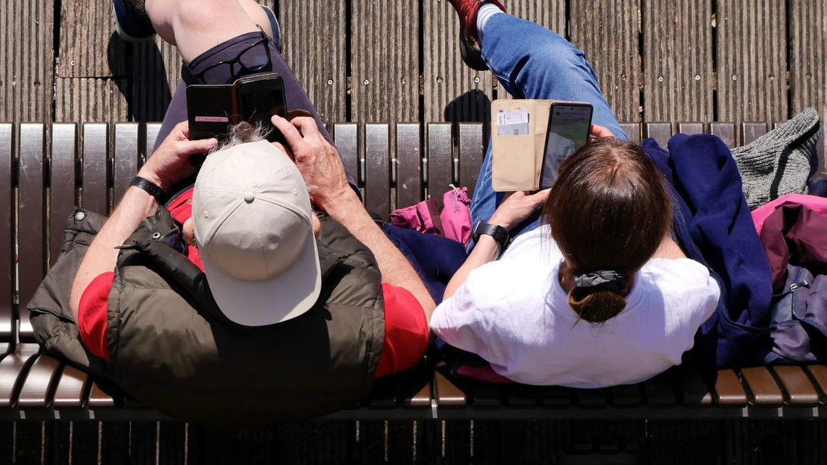 Parental Phone Addiction Damages Parent-Child Bonds, Research Warns