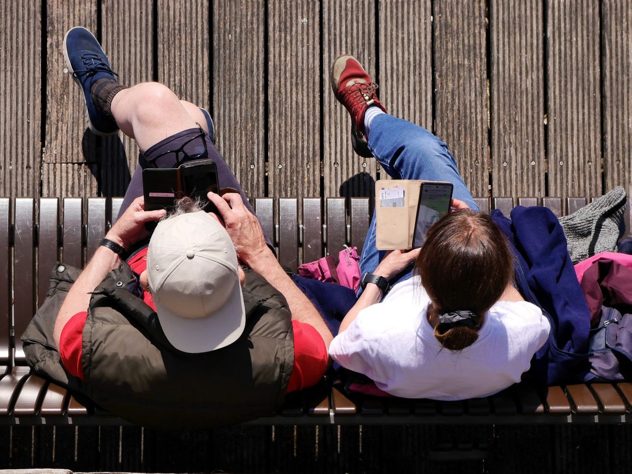 Parental Phone Addiction Damages Parent-Child Bonds, Research Warns