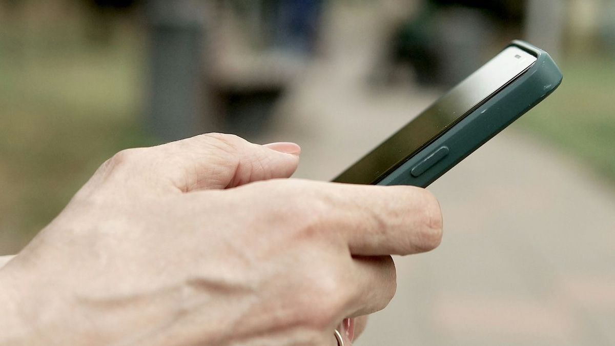 US Man Faces Felony Charge After Activating Phone Self-Destruct at Airport