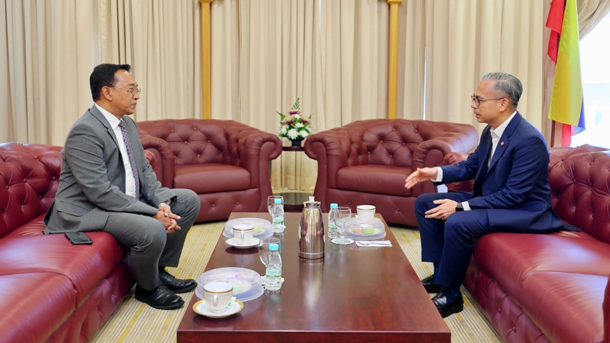 Communications Minister Fahmi Meets Newly Appointed Ambassador to Lebanon