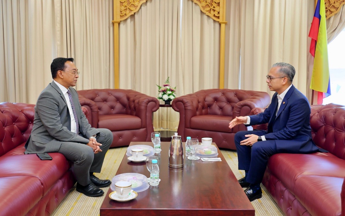 Communications Minister Fahmi Meets Newly Appointed Ambassador to Lebanon