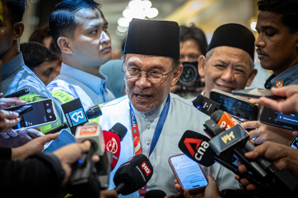 Anwar Rejects Reports of Cabinet Rift, Pledges Unity Under Zahid's Leadership