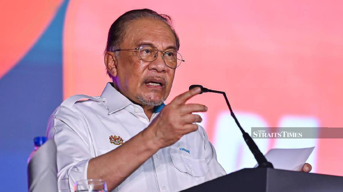 Anwar Rolls Out Seven-Point Incentive Package for Felda Settlers