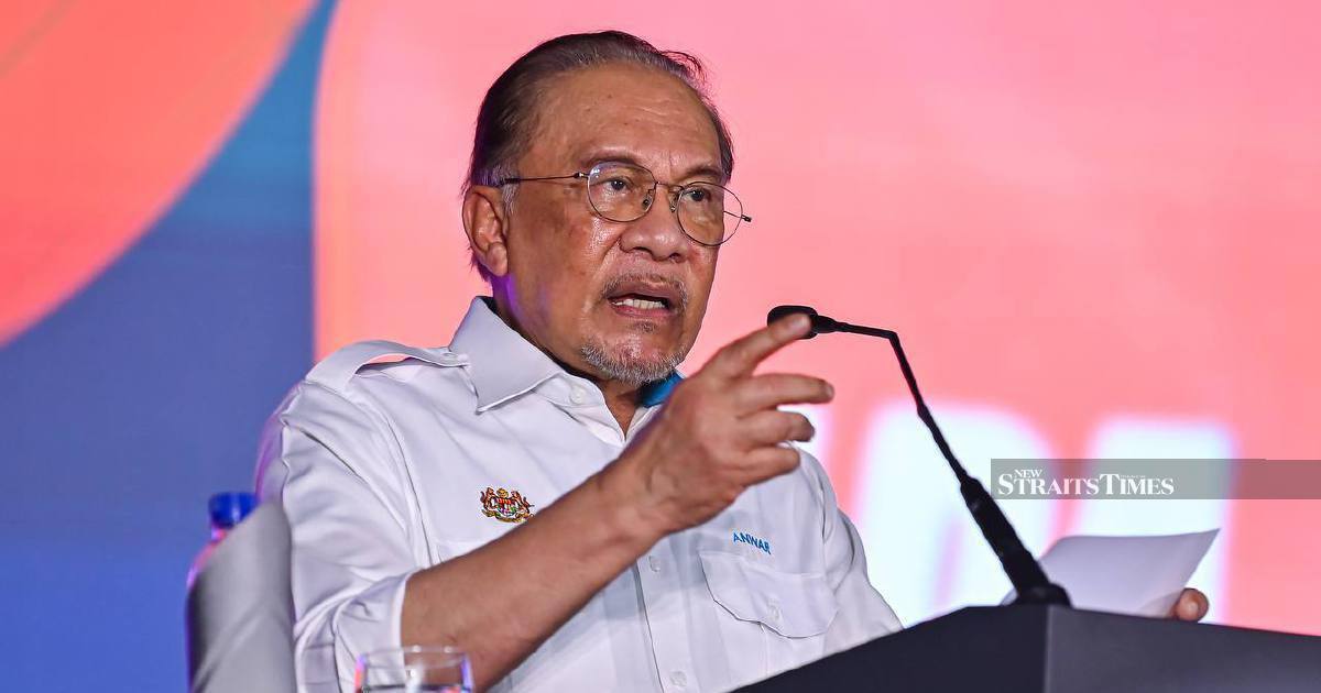 Anwar Rolls Out Seven-Point Incentive Package for Felda Settlers