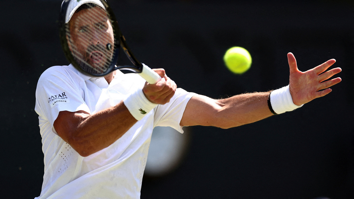 Djokovic Battles Past Auger-Aliassime in Epic Wimbledon Quarterfinal, Clashes With Referee Over Court Roof