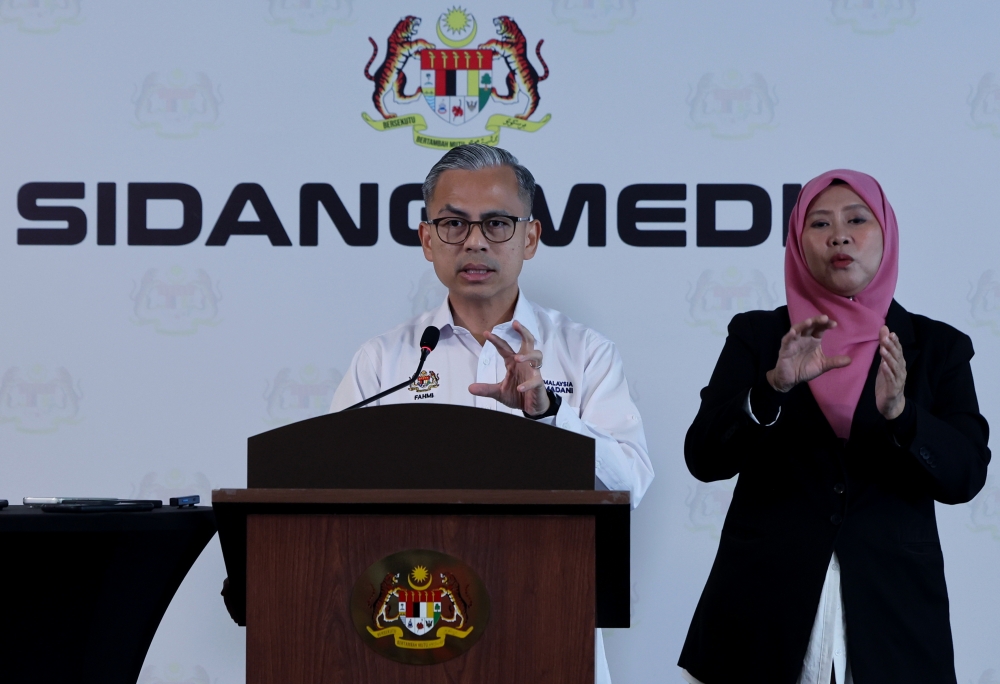 Anwar Instructs Ministry to Fast-Track 15,000 Foreign Worker Applications