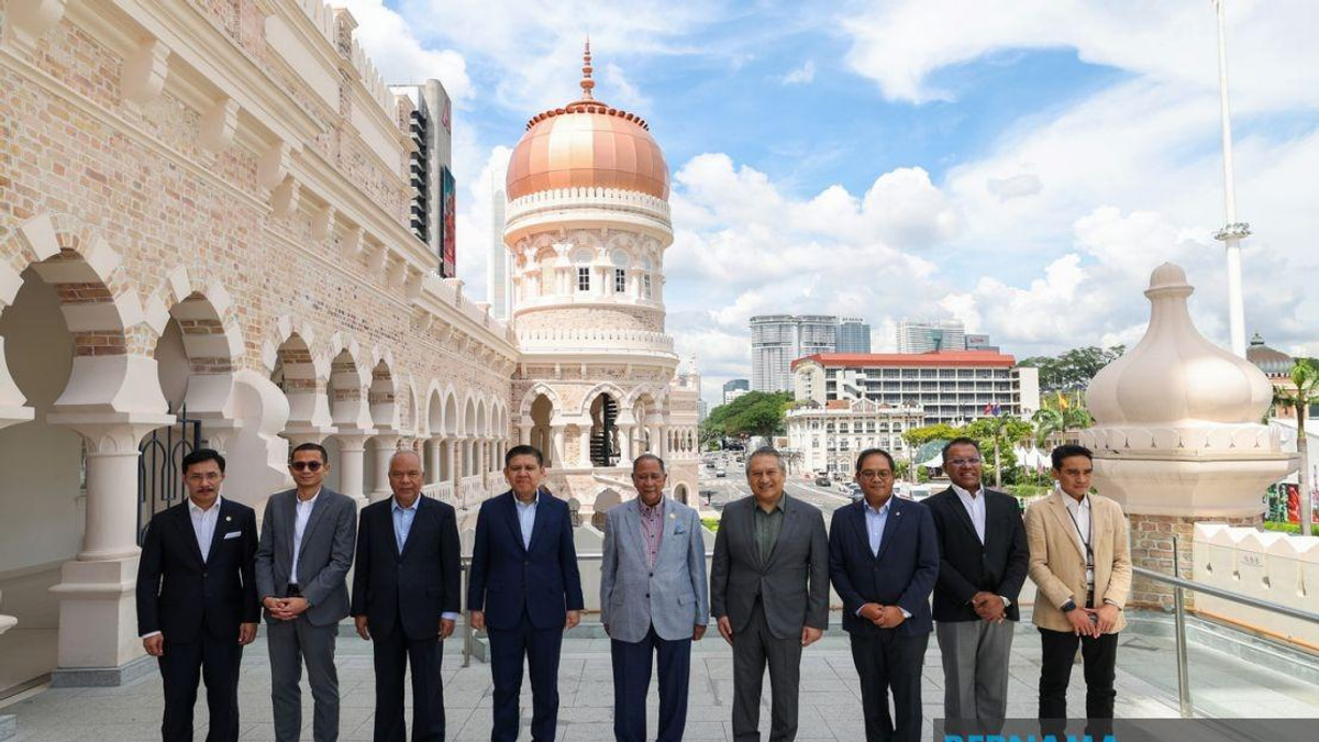 Kedah Sultan Tours Historic Sultan Abdul Samad Building in Kuala Lumpur
