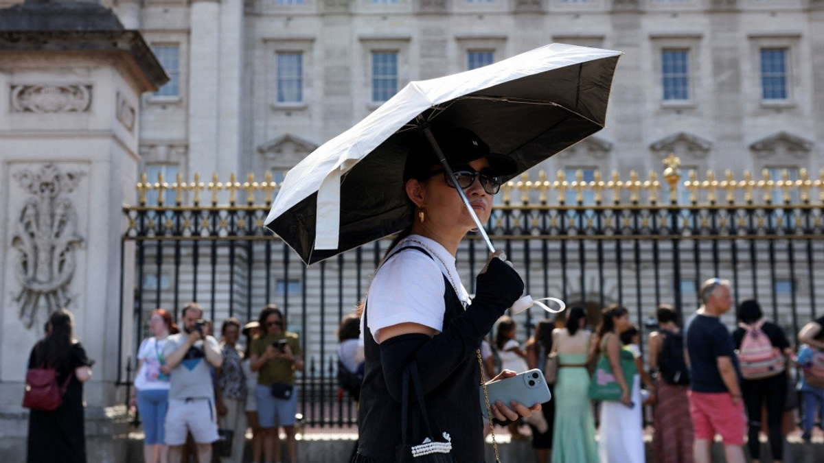 UK Cancels Buckingham Palace Guard Ceremonies as Extreme Heat Sweeps Britain