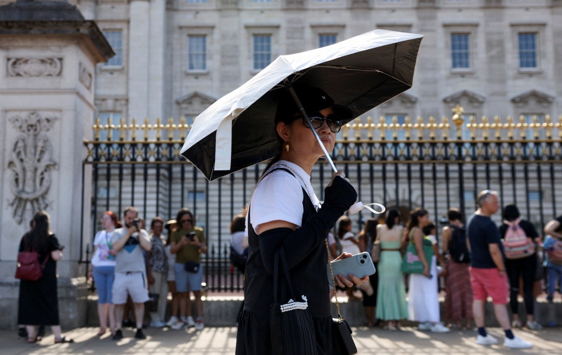 UK Cancels Buckingham Palace Guard Ceremonies as Extreme Heat Sweeps Britain