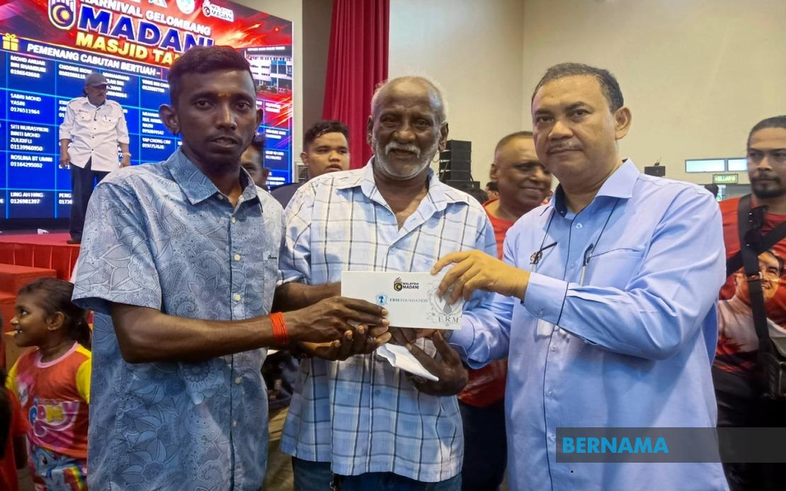 MADANI Carnival Delivers Cash Aid to 2,000 Masjid Tanah Residents