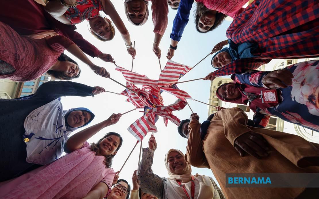 Anwar Calls on Malaysians to Unite and Protect Nation's Future