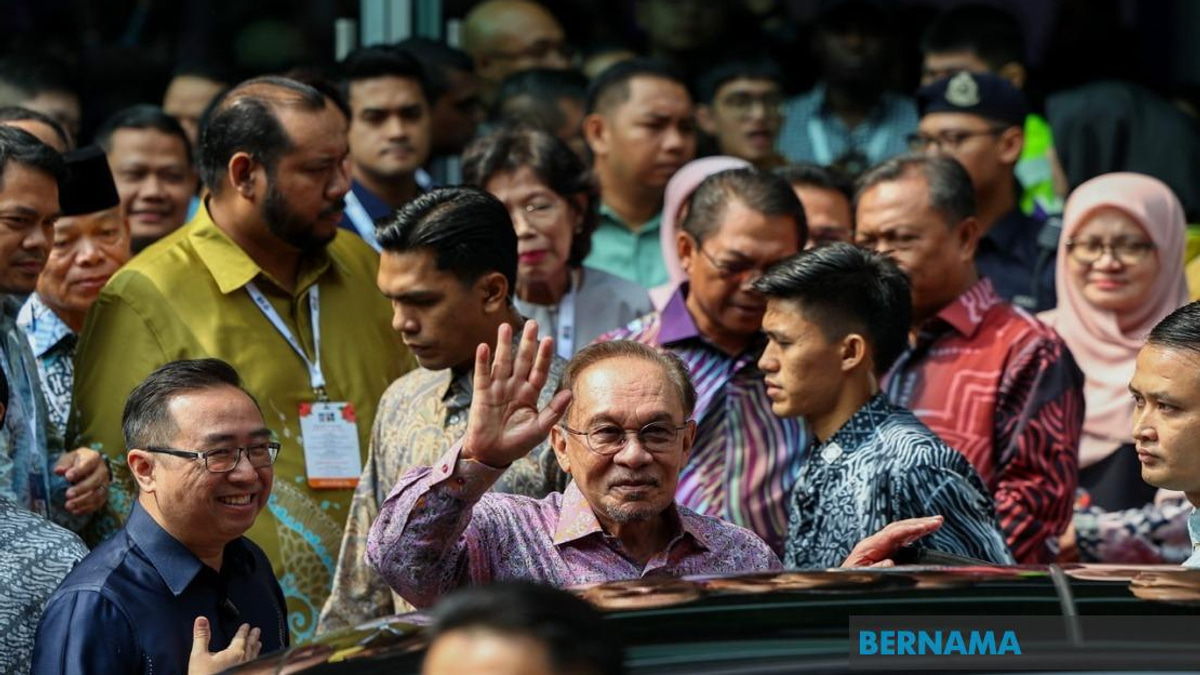 Anwar Denies Knowledge of Azmin Rejoining PKR Amid Party Reshuffling