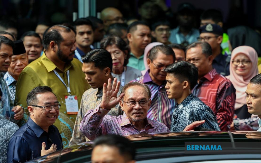 Anwar Denies Knowledge of Azmin Rejoining PKR Amid Party Reshuffling