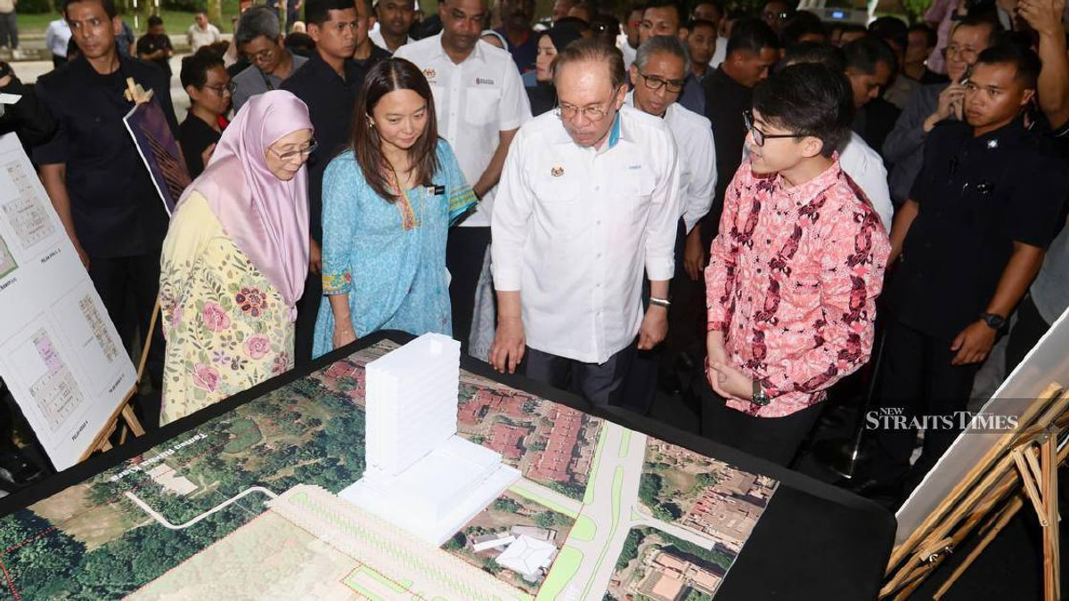 Anwar Ibrahim Defends Government Record on Urban Poor Rights Amid Bukit Kiara Development