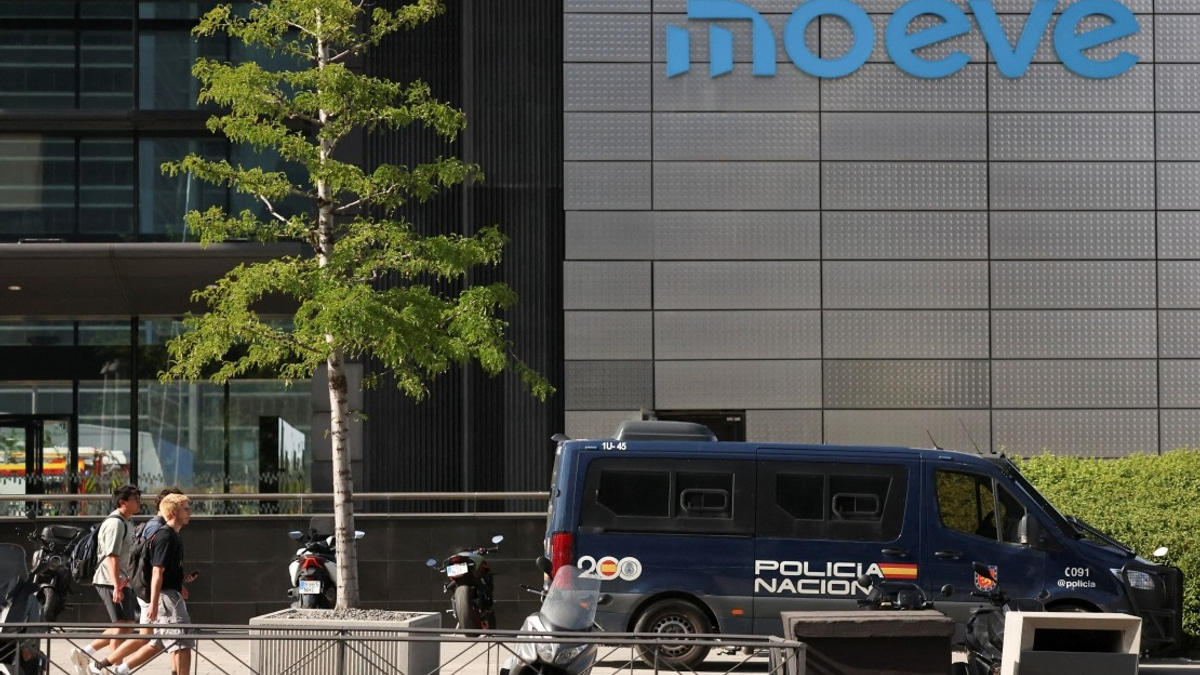 Fire Engulfs Madrid's Torre Moeve; Spain's Second-Tallest Building Evacuated
