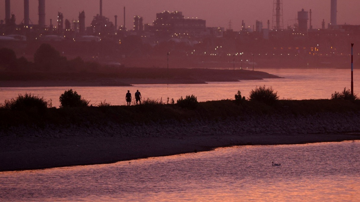 Extreme Drought Unearths Dangerous WW2 Bomb in Cologne as Rhine Hits Record Low