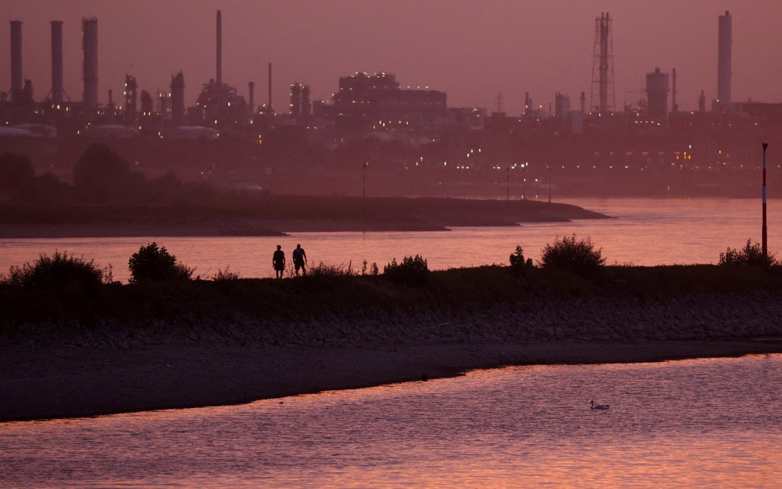 Extreme Drought Unearths Dangerous WW2 Bomb in Cologne as Rhine Hits Record Low