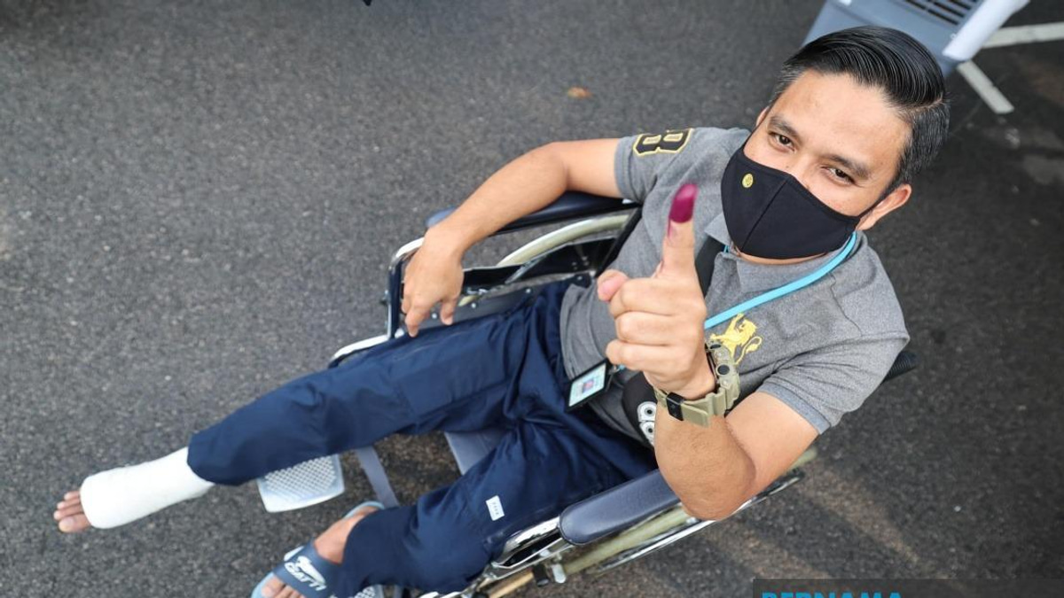 Determined to Serve: Injured Police Officer Votes Despite Wheelchair, Reaffirms Civic Duty