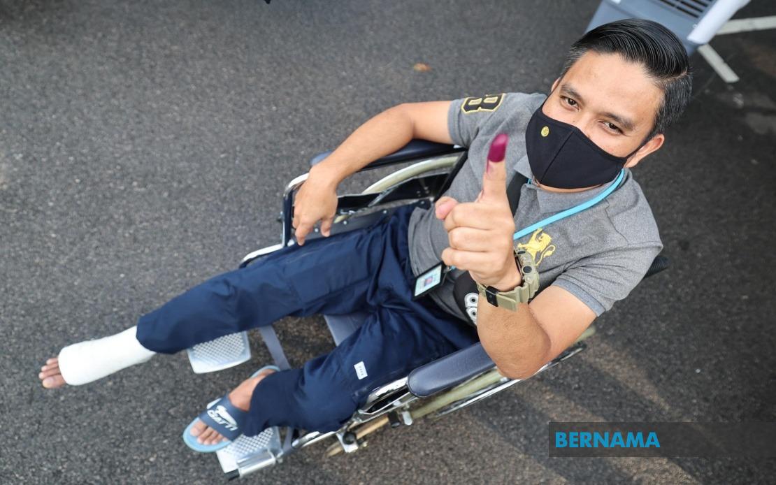 Determined to Serve: Injured Police Officer Votes Despite Wheelchair, Reaffirms Civic Duty