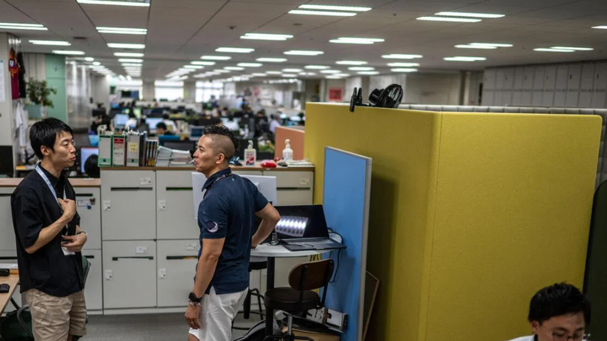 Japan's Summer Dress-Down Push Stumbles Over Workplace Leg Hair Etiquette