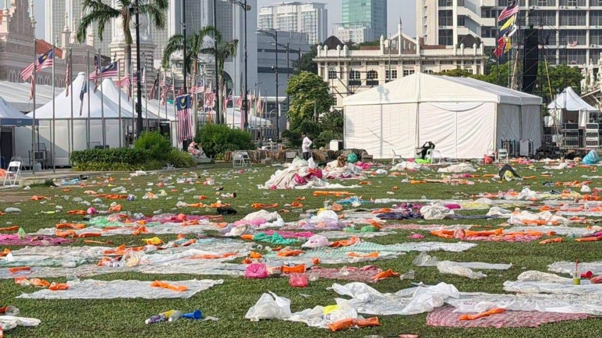 DBKL Launches Clean-Up at Dataran Merdeka Following World Cup Final Gathering