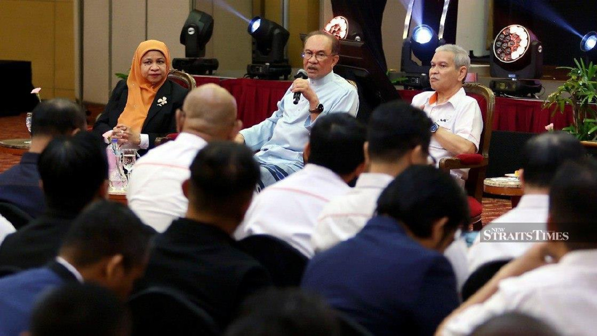 Anwar Turns to Prabowo for Assistance on Troubled Felda Investment in Indonesia