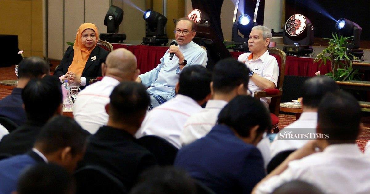Anwar Turns to Prabowo for Assistance on Troubled Felda Investment in Indonesia