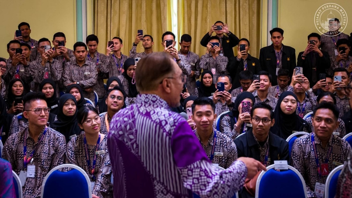 PM Anwar Urges Civil Servants To Lead With Integrity And Embrace Modernisation