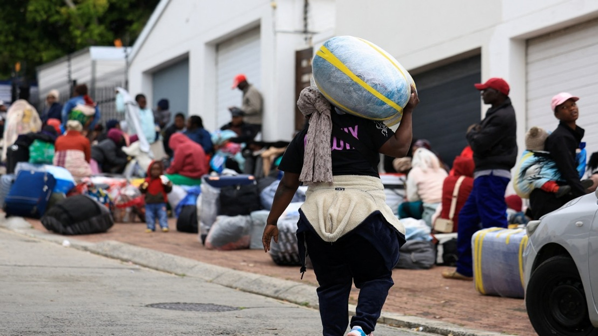 Hundreds of Zimbabweans Depart Cape Town Amid Xenophobic Tensions