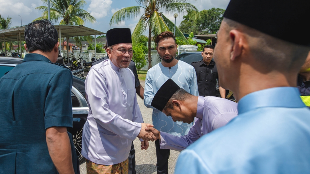 Anwar Acknowledges Economic Strain on Malaysians and Small Businesses Amid Strong GDP Performance