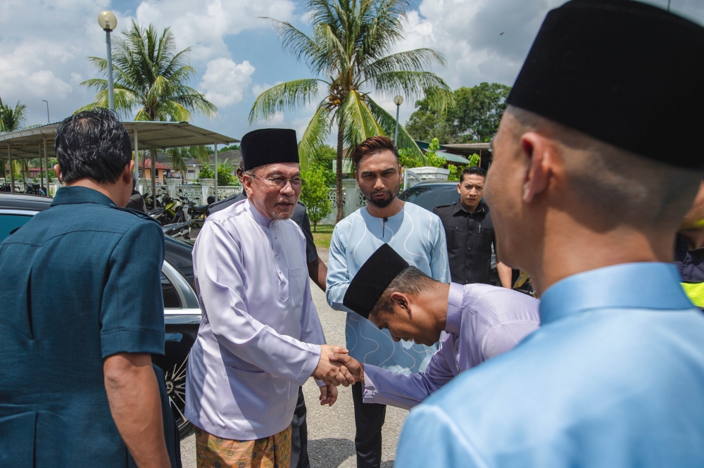 Anwar Acknowledges Economic Strain on Malaysians and Small Businesses Amid Strong GDP Performance
