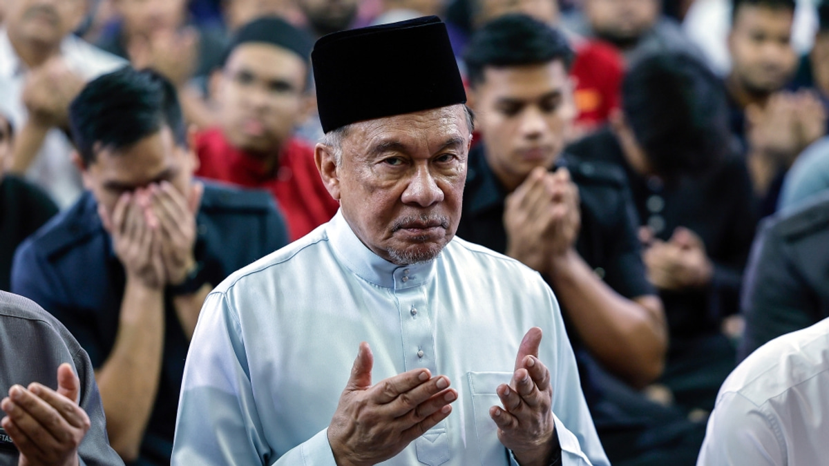 Anwar Extends Prayers for Sultan Ibrahim's Swift Recovery